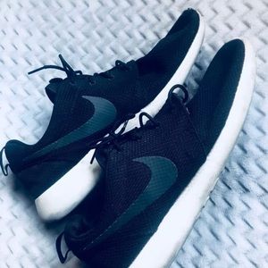 Nike Men’s Roshe Run Size 13